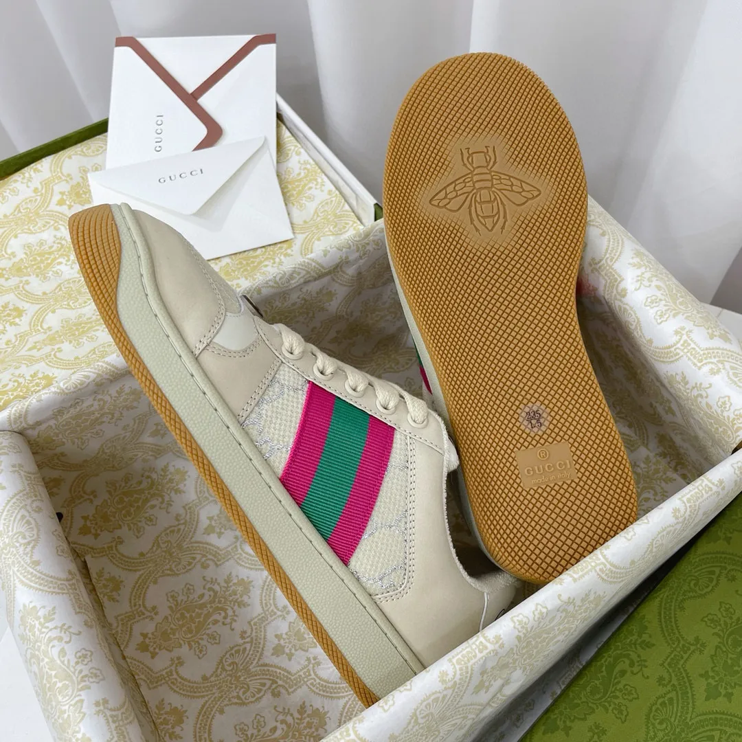Ex-factory price: 540💰 GUCCI Gucci's newly upgraded back cover lining, top-notch old dirty shoes, classic casual sports shoes for couples, retro sneakers and old G family dirty shoes, updated at the counter simultaneously! ①The shoe upper has the same water-based edge coating process as the original version⚠️The ordinary oil edges on the market have a strong glue feel and are easy to fall off! Grade A first-layer nubuck leather (with pores)/matching computer embroidered double G cloth, high-density terry velvet lining. ② A PVC transparent small round mark sealing line is added to the details of the midsole. The mold is opened six times and the jewelry craftsmanship is used to customize the two-color double G buckle, striving to be the same as the original version. A pair of buttons is more than three times more expensive than ordinary buckles on the market. ③An old two-color washable label, the chip is placed on the outer waist of the right foot, the entire shoe is completely hollowed out with rubber technology, TUP material (rubber to distinguish the market) with the latest green packaging from the counter, 3D printed handbag, and a pair of shoelaces. There is no pressure when entering and exiting the counter. You can buy a 1:1 accurate replica of the original version and modify and upgrade it repeatedly. The details are perfectly restored, the materials are all customized, and they are truly top-notch. Please look at the details clearly to identify the quality. Upper: First-layer frosted cowhide/embroidered double G cloth. Lining: original high-density velvet lining. Foot pads: original pearlescent sheepskin. Outsole: private molded vacuum TPU material. Packaging: original top-grade full set packaging at the counter. Shoe size: women's size 35-40, men's size 39-44 (men's size 38, 45🉑️customized, non-returnable)